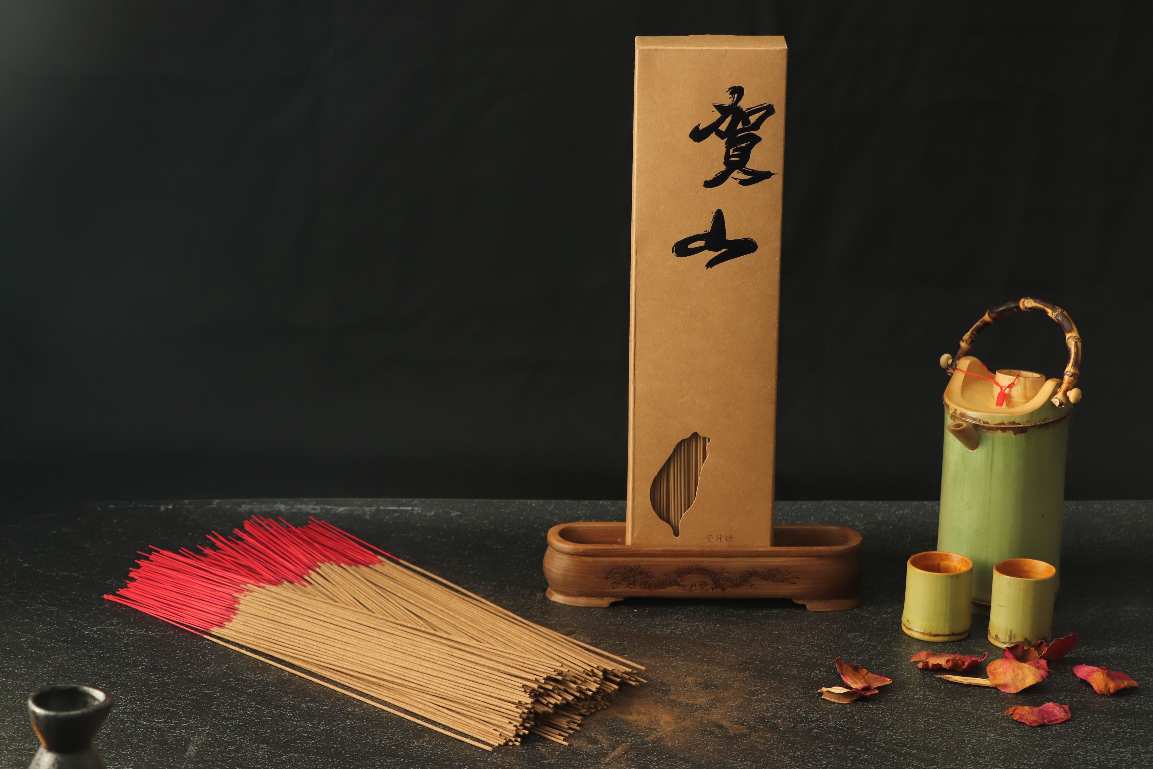 立香,以直立的方式展示沉香的美感和香氣
